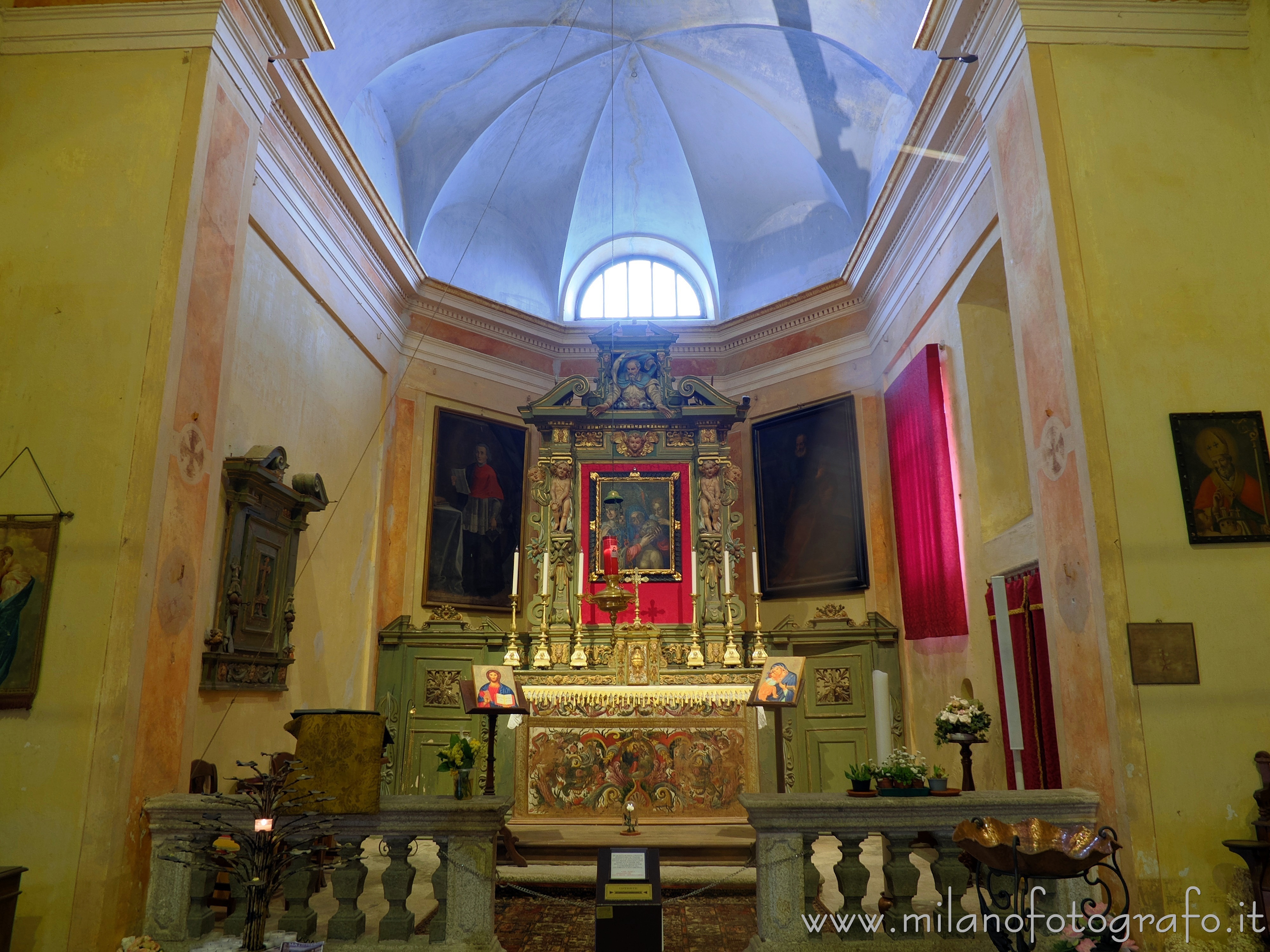 Pella (Novara) - Altare e presbiterio della Chiesa di San Filiberto - Foto a piena risoluzione